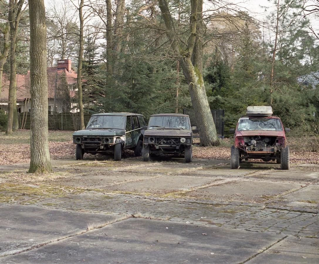 Jan Urbaniak, Rdzewiejące samochody, fotografia analogowa, 2018